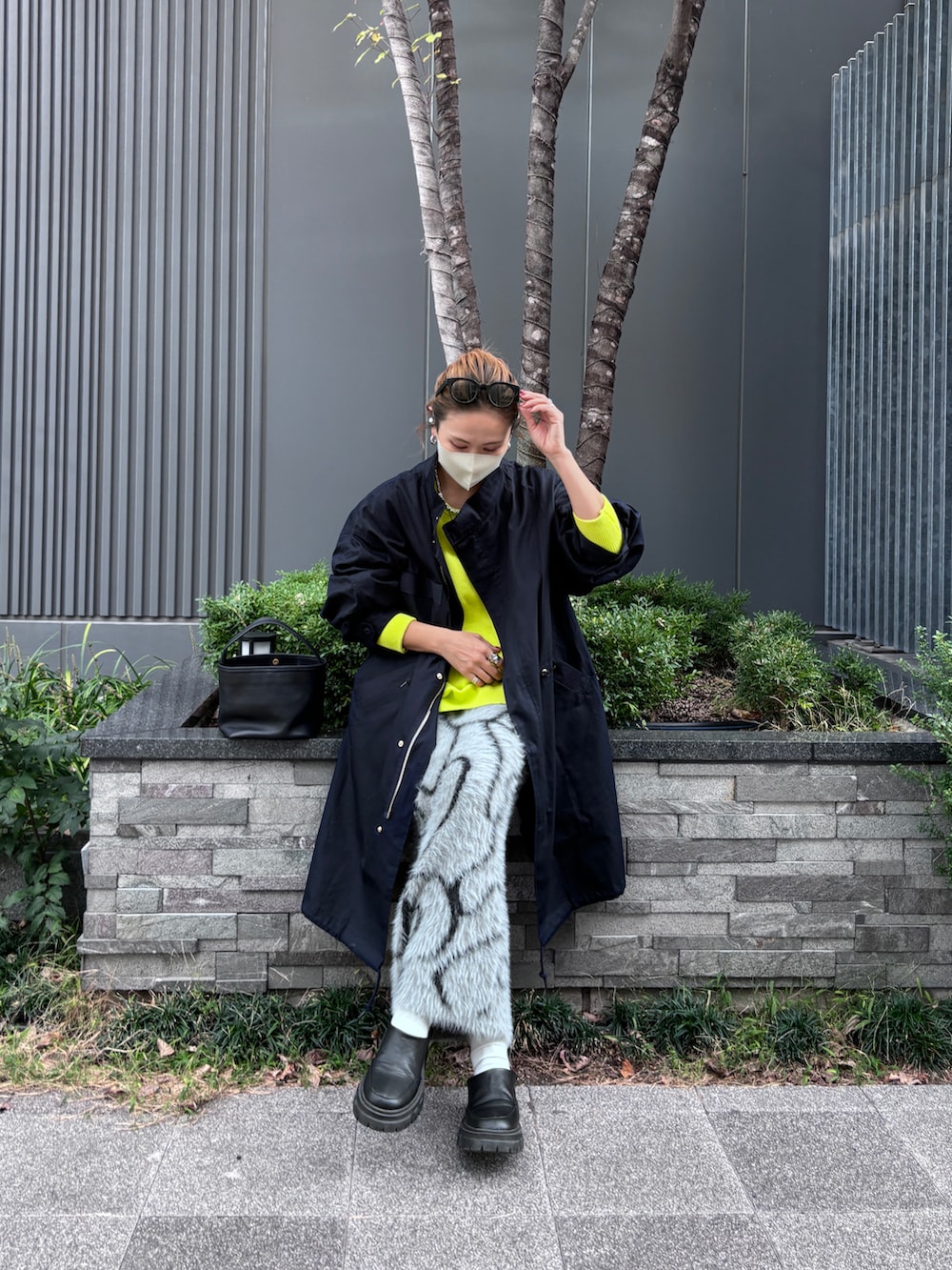 ブルー系のモッズコート、グレー系のスカートを着用したレディースの秋コーディネートの2枚目の写真