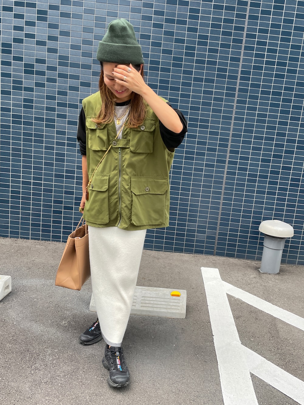 ホワイト系のスカート、グリーン系のTシャツ/カットソー、グレー系のTシャツ/カットソーを着用したレディースの秋コーディネートの2枚目の写真