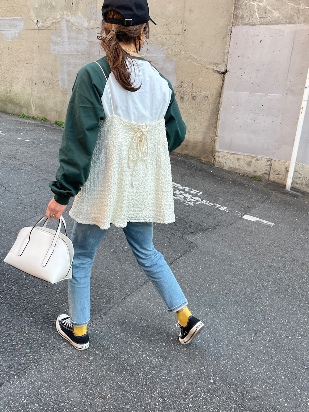 その他のTシャツ/カットソー、ホワイト系のシャツ/ブラウス、ブルー系のデニムパンツを着用したレディースの春コーディネートの3枚目の写真