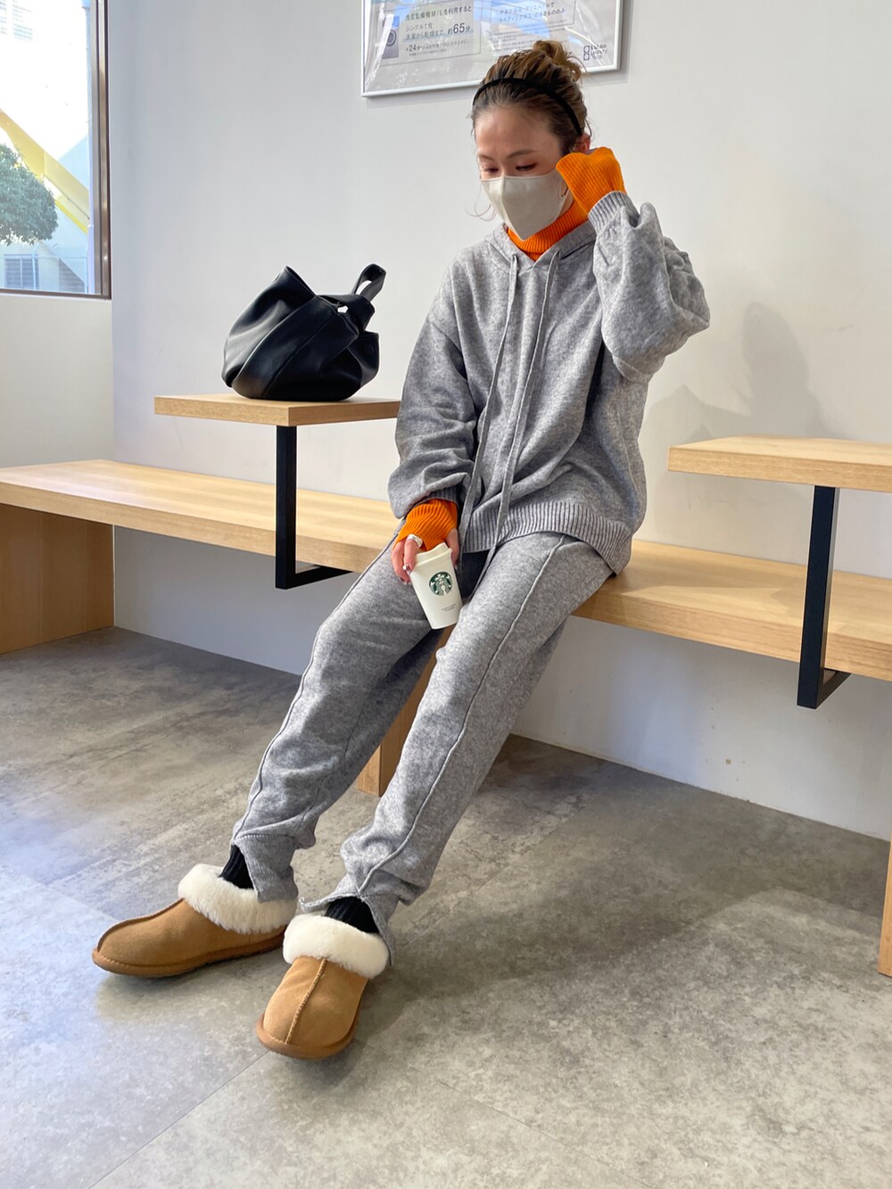 グレー系のニット/セーター、ホワイト系のニット/セーター、オレンジ系のニット/セーターを着用したレディースの冬コーディネートの2枚目の写真