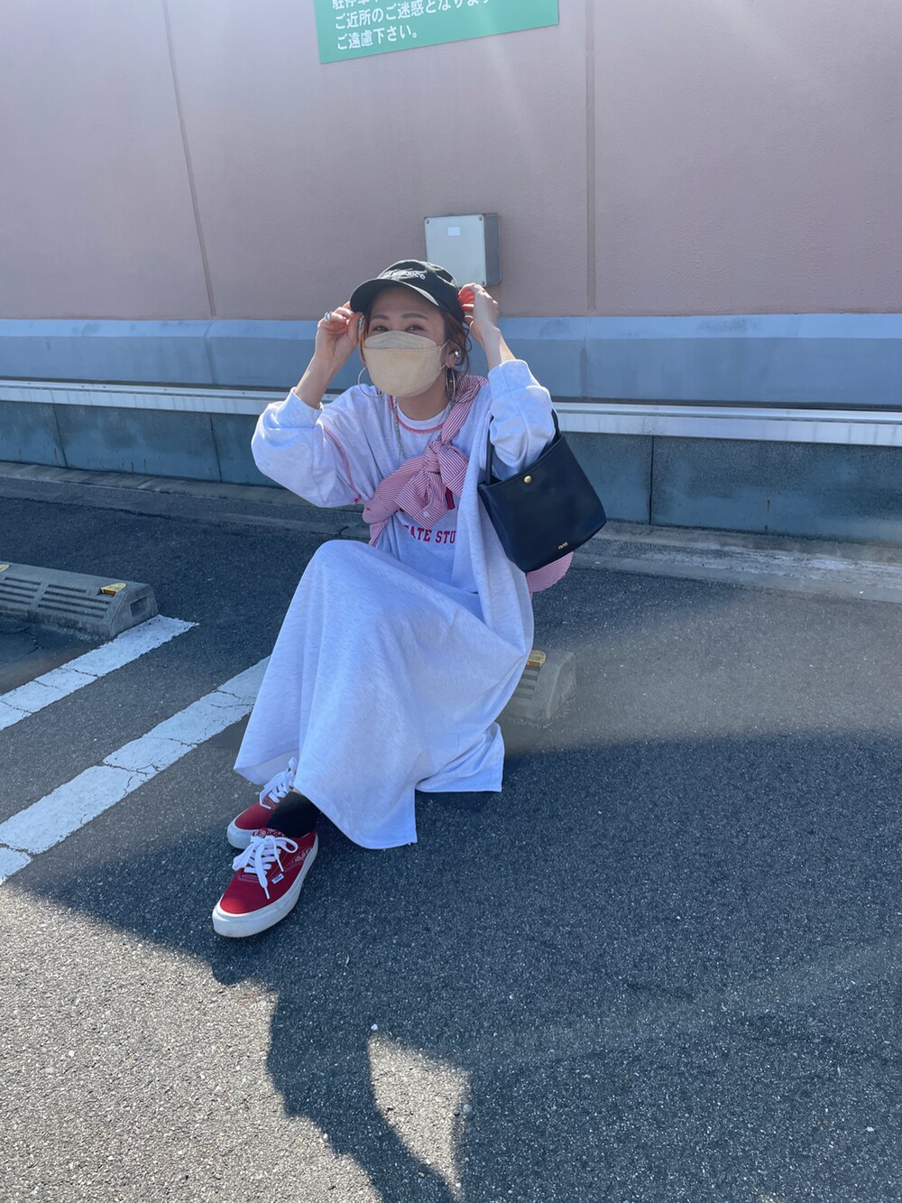 ホワイト系のワンピース/ドレス、レッド系のスニーカー、その他のその他を着用したレディースの春コーディネートの2枚目の写真