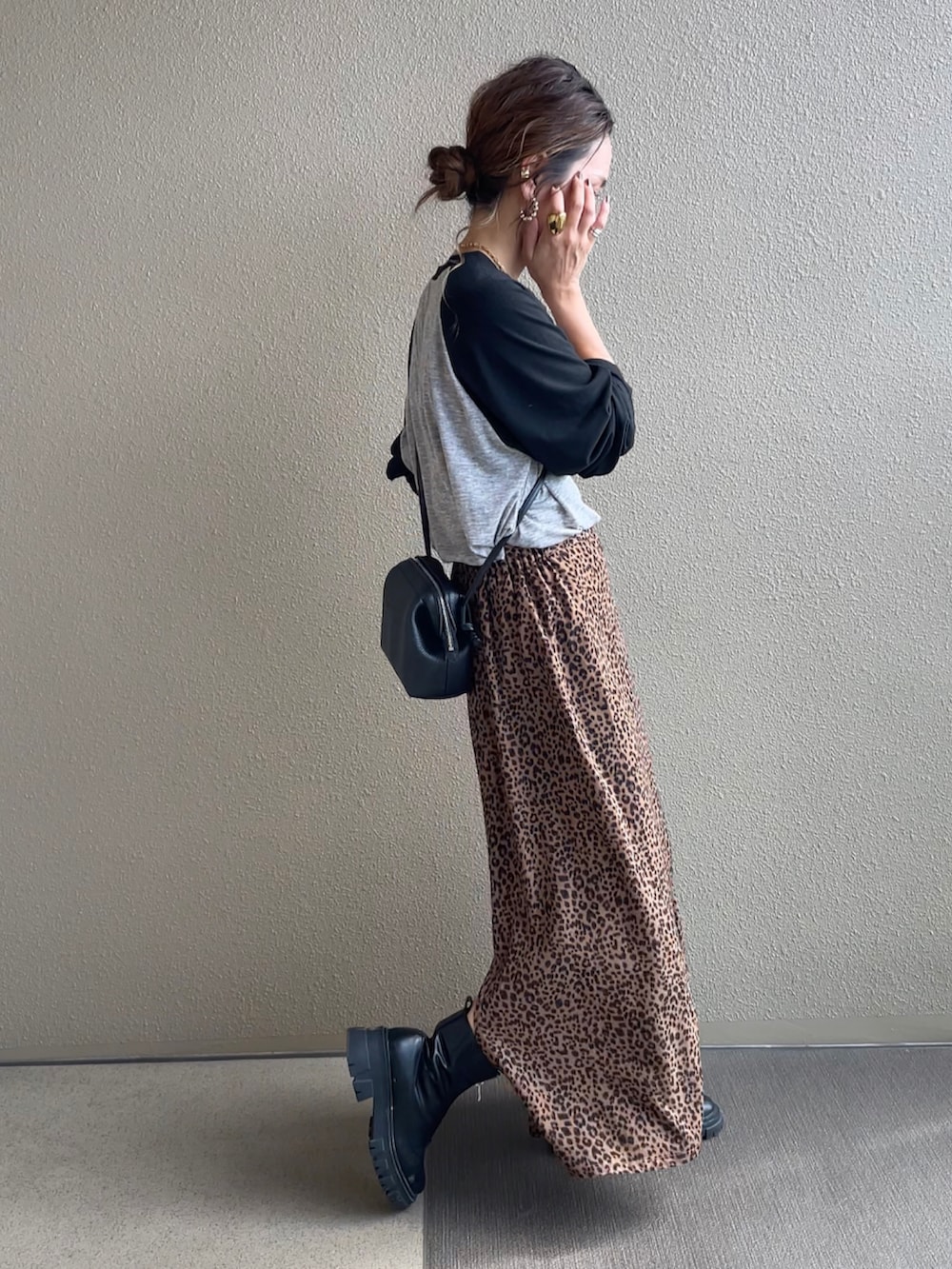 グレー系のスカート、ブラック系のTシャツ/カットソー、ブラック系のTシャツ/カットソーを着用したレディースの秋コーディネートの4枚目の写真