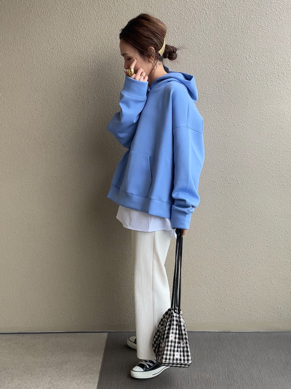 ブルー系のパーカー、ホワイト系のその他パンツを着用したレディースの冬コーディネートの5枚目の写真