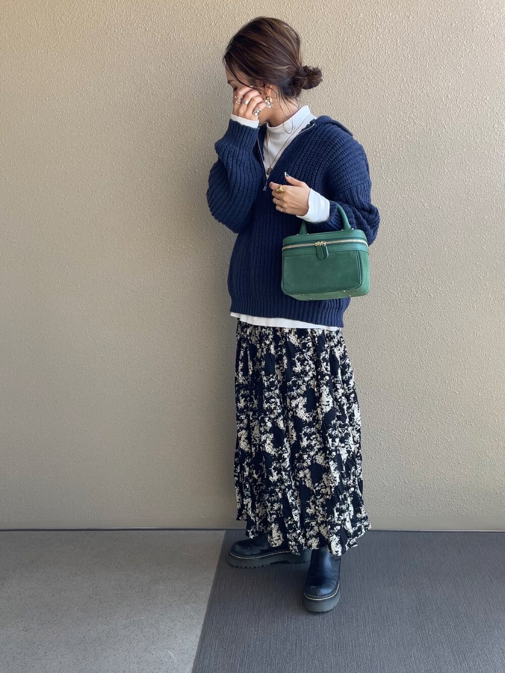 ブルー系のニット/セーター、ホワイト系のTシャツ/カットソー、ブラック系のブーツを着用したレディースの冬コーディネートの2枚目の写真