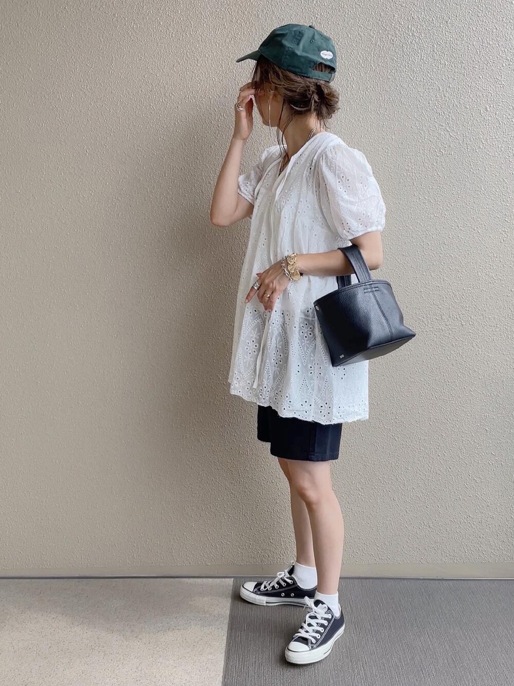 ブルー系のデニムパンツ、ピンク系のショルダーバッグ、その他のその他を着用したレディースの夏コーディネートの3枚目の写真