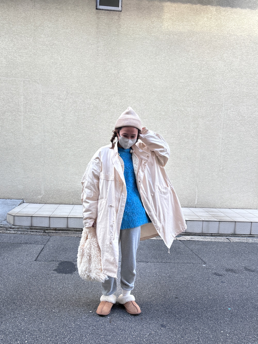 ブルー系のニット/セーター、ホワイト系のバッグ、ベージュ系のその他シューズを着用したレディースの冬コーディネートの4枚目の写真