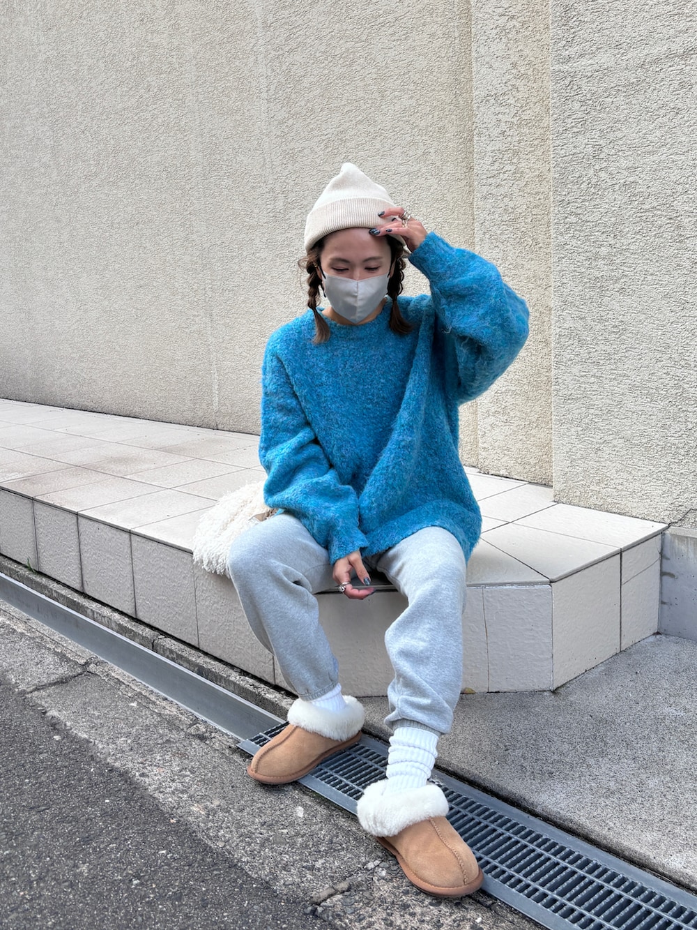 ブルー系のニット/セーター、ホワイト系のバッグ、ベージュ系のその他シューズを着用したレディースの冬コーディネートの3枚目の写真