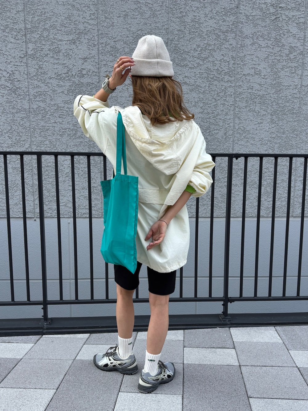 グリーン系のTシャツ/カットソー、ブラック系のその他パンツ、ブルー系のトートバッグを着用したレディースの春コーディネートの2枚目の写真