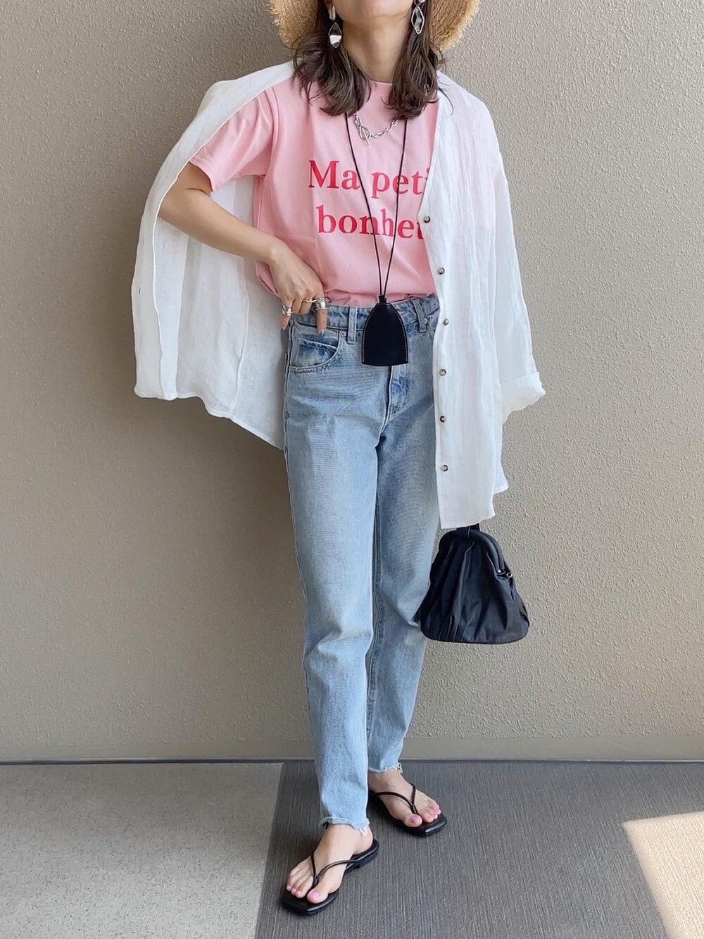 ピンク系のTシャツ/カットソー、ブルー系のデニムパンツ、その他のその他を着用したレディースの夏コーディネートの3枚目の写真