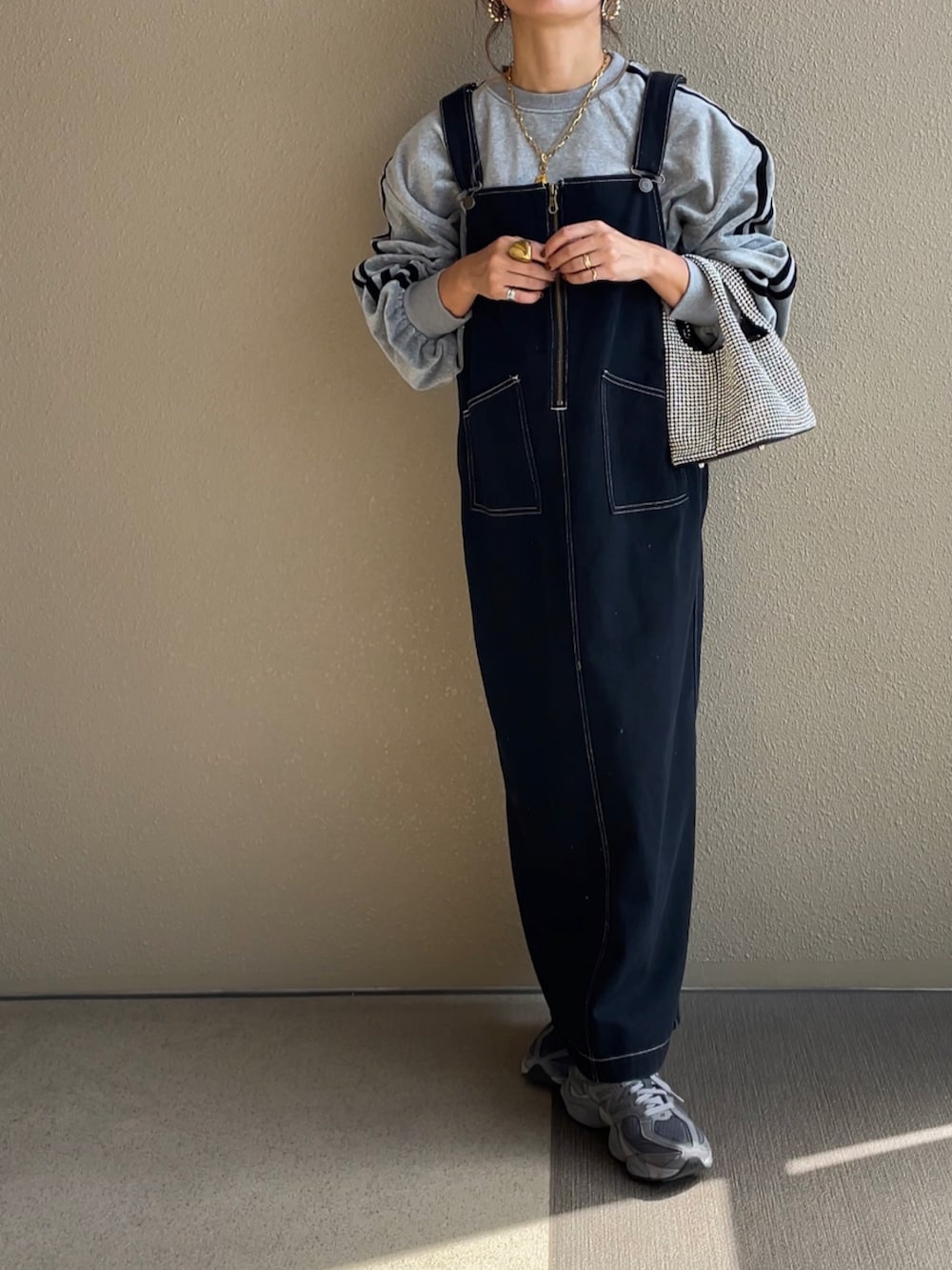 グレー系のスカート、ブラック系のTシャツ/カットソー、ブラック系のTシャツ/カットソーを着用したレディースの秋コーディネートの3枚目の写真