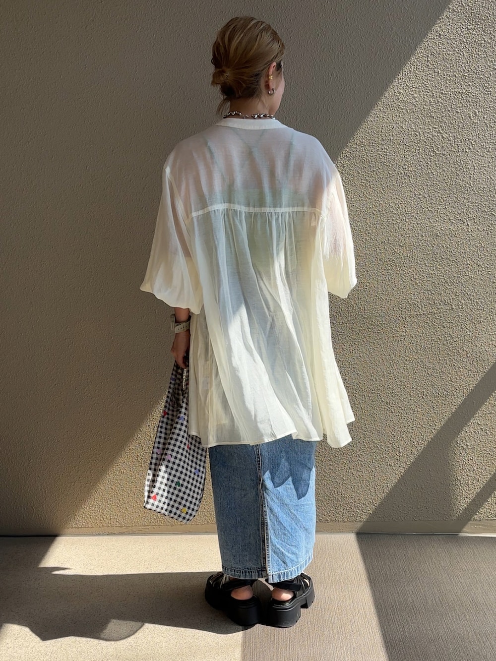 ホワイト系のシャツ/ブラウス、ブルー系のデニムスカート、ブラック系のサンダルを着用したレディースの春コーディネートの3枚目の写真