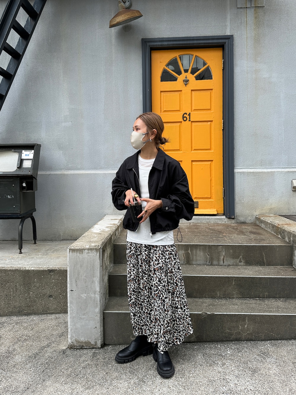 ブラック系のナイロンジャケット、ホワイト系のTシャツ/カットソーを着用したレディースの秋コーディネートの2枚目の写真