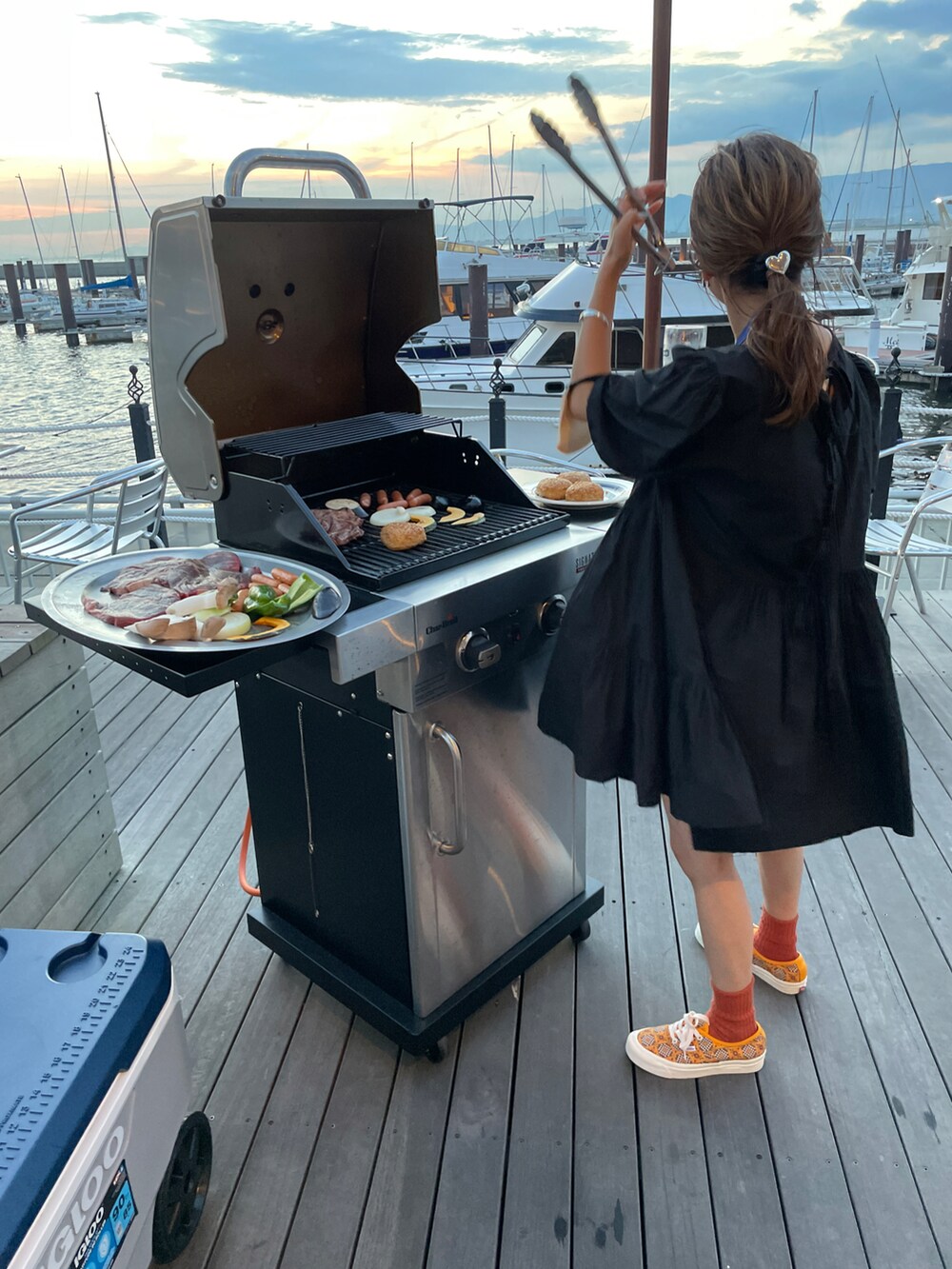 ブラック系のワンピース、イエロー系のスニーカー、ベージュ系のハットを着用したレディースの秋コーディネートの3枚目の写真