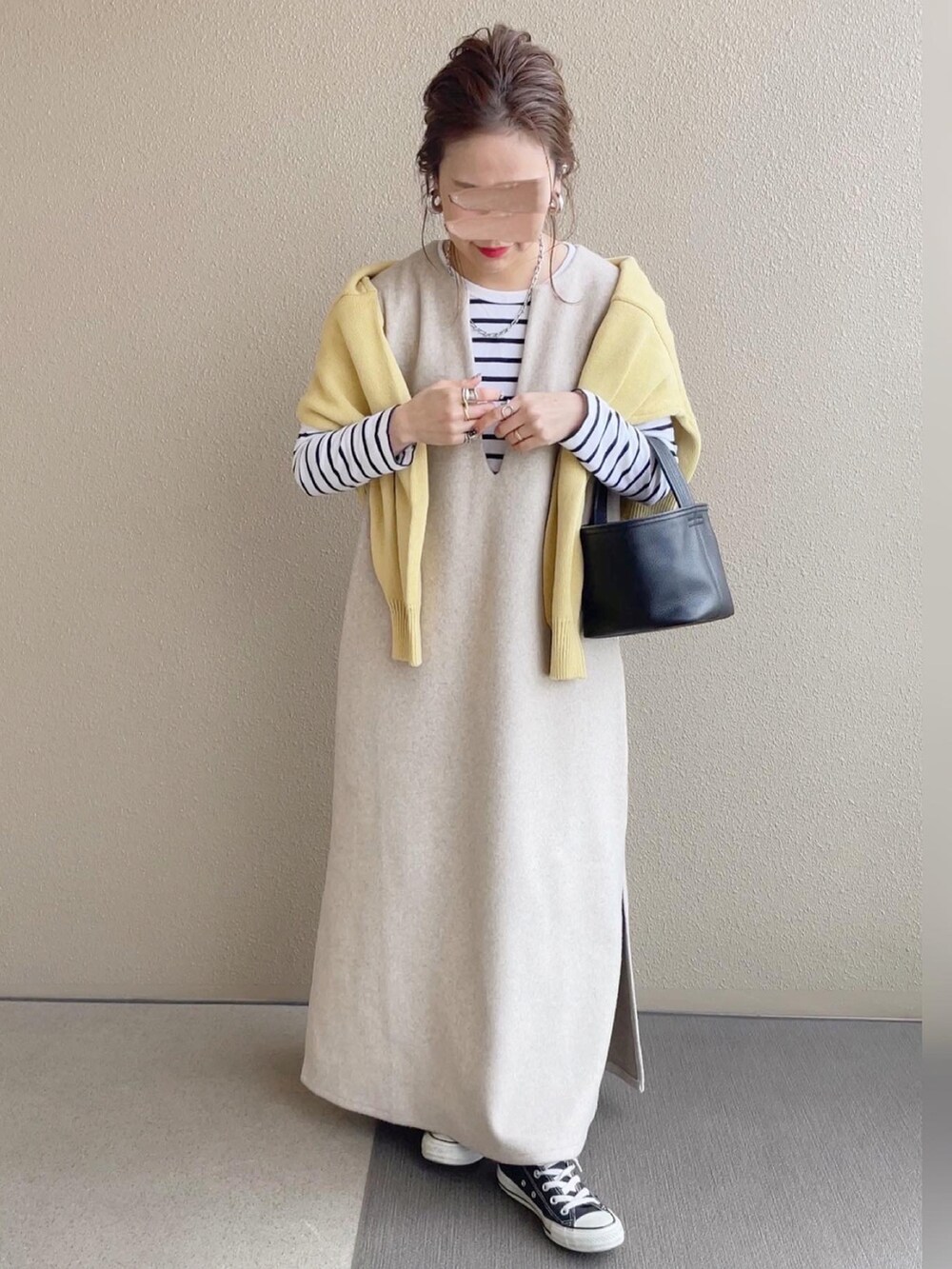 ベージュ系のワンピース、イエロー系のカーディガン/ボレロ、その他のその他を着用したレディースの冬コーディネートの4枚目の写真