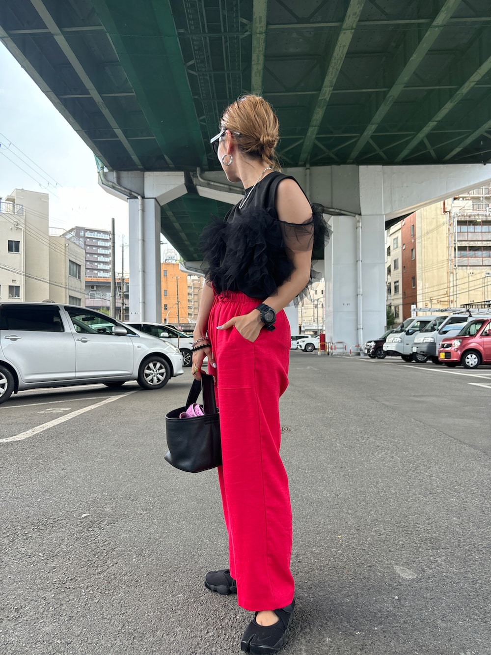 レッド系のその他パンツ、ブラック系のその他トップス、ブラック系のサンダルを着用したレディースの夏コーディネートの3枚目の写真