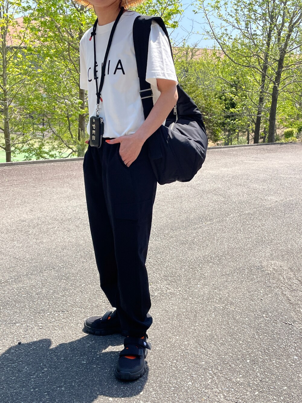 その他のTシャツ/カットソー、ブラック系のカーゴパンツ、ブラック系のスニーカーを着用したレディースの春コーディネートの3枚目の写真