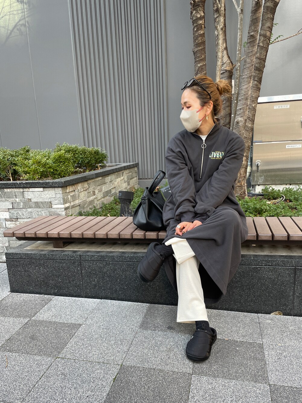 ブラック系のワンピース/ドレス、ホワイト系のその他パンツ、ブラック系のスリッポンを着用したレディースの冬コーディネートの2枚目の写真