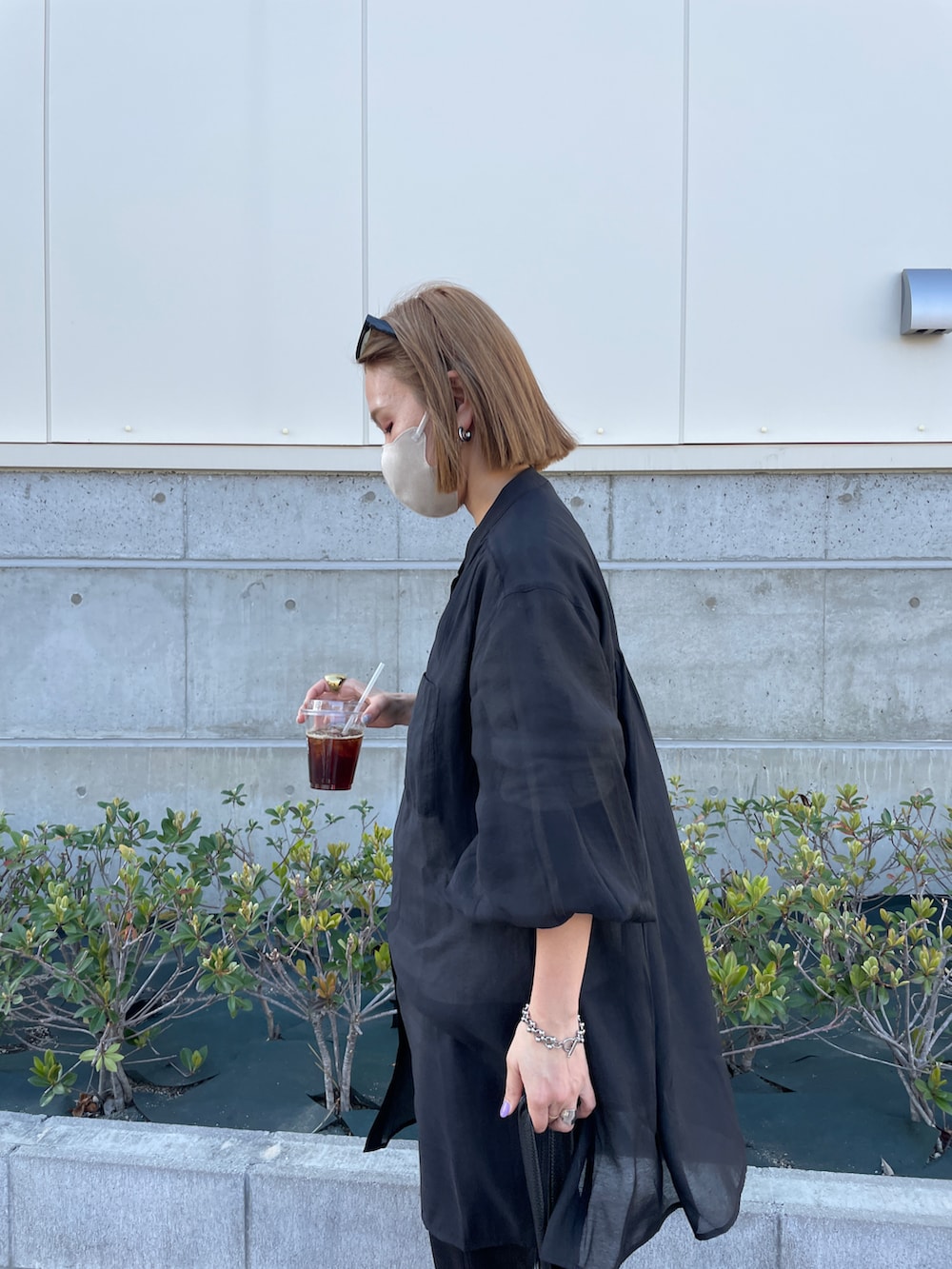 グリーン系のベスト、ブラック系のその他パンツ、ブラック系のシャツ/ブラウスを着用したレディースの春コーディネートの3枚目の写真