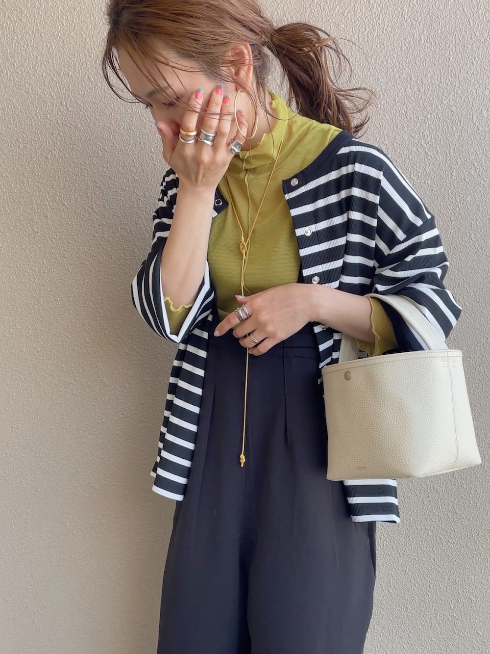 ブラック系のサロペット/オーバーオール、グリーン系のTシャツ/カットソー、グリーン系のTシャツ/カットソーを着用したレディースの春コーディネートの5枚目の写真