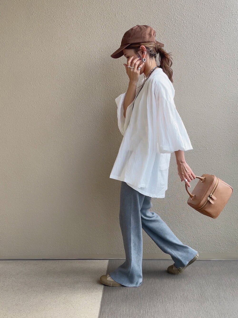 ピンク系のスウェット、グレー系のその他パンツ、ブラウン系のスウェットを着用したレディースの秋コーディネートの3枚目の写真