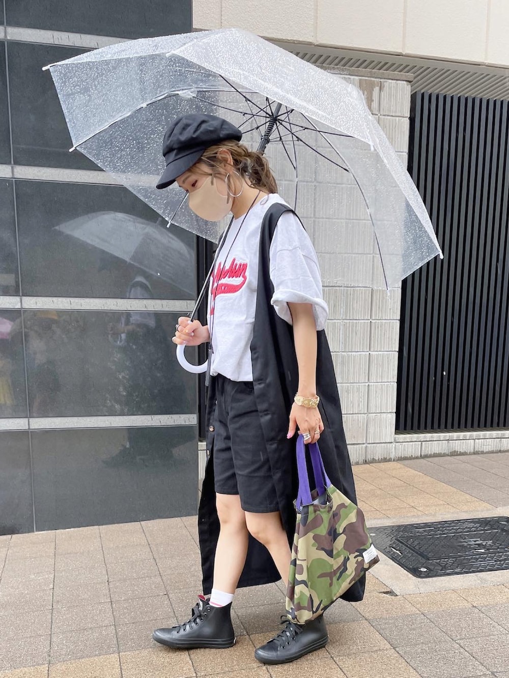 グレー系のTシャツ/カットソー、ブラック系のジャンパースカート、その他のその他を着用したレディースの夏コーディネートの2枚目の写真