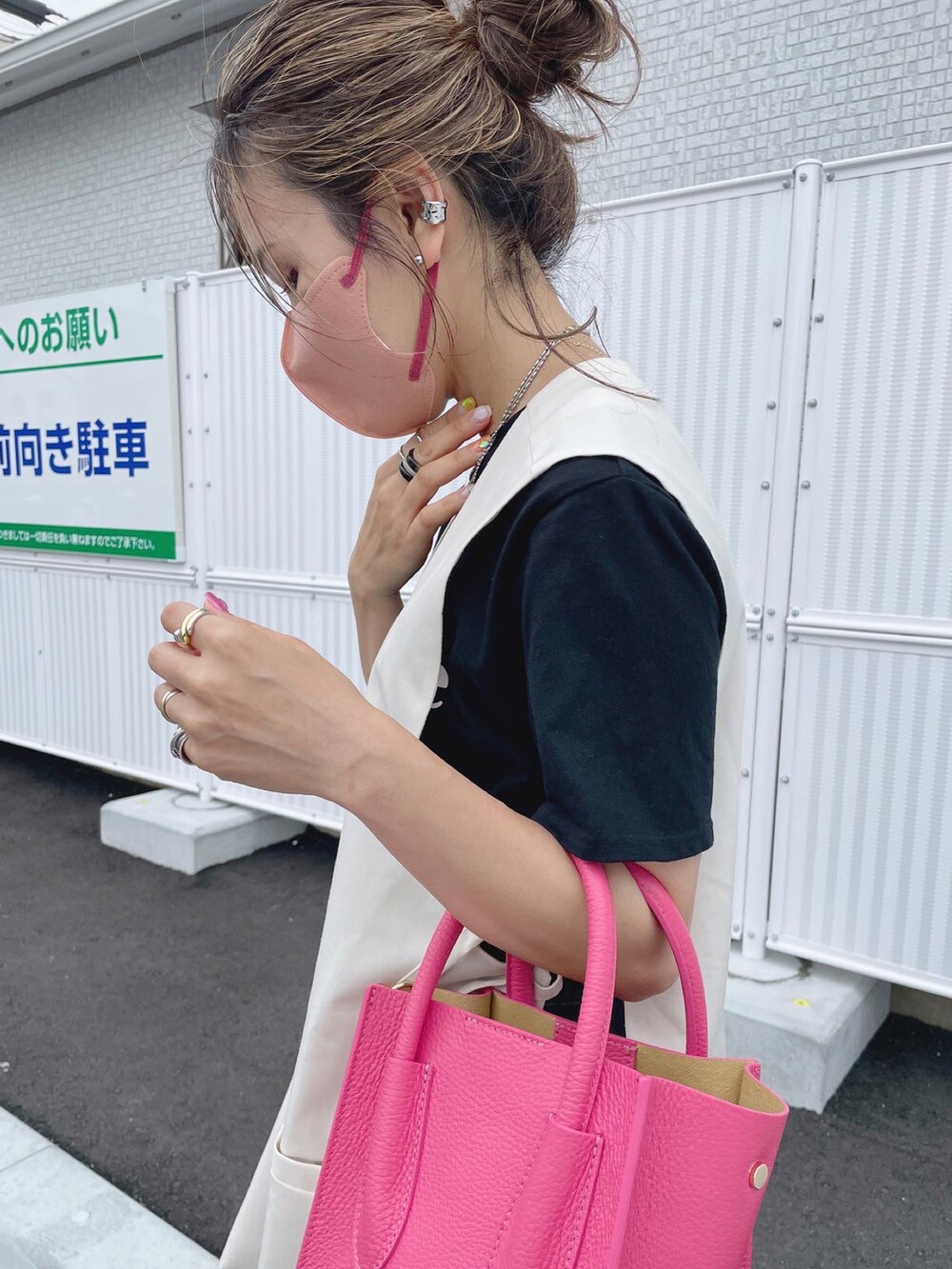 ブルー系のデニムパンツ、ブラック系のサンダル、ピンク系のTシャツ/カットソーを着用したレディースの夏コーディネートの4枚目の写真