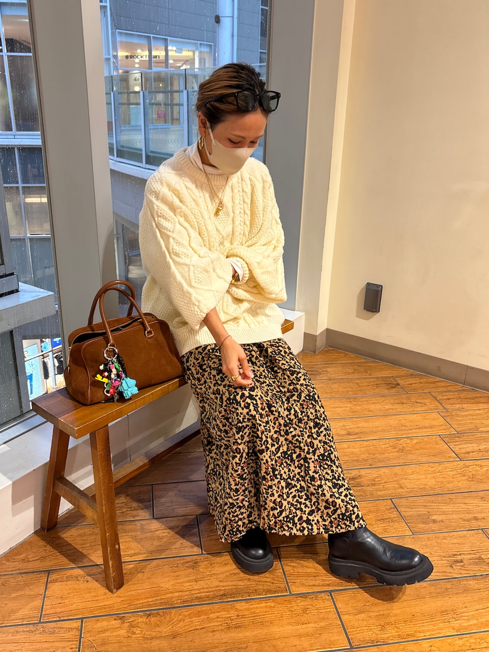 ホワイト系のニット/セーター、ブルー系のデニムパンツ、ブラウン系のブーツを着用したレディースの秋コーディネートの5枚目の写真