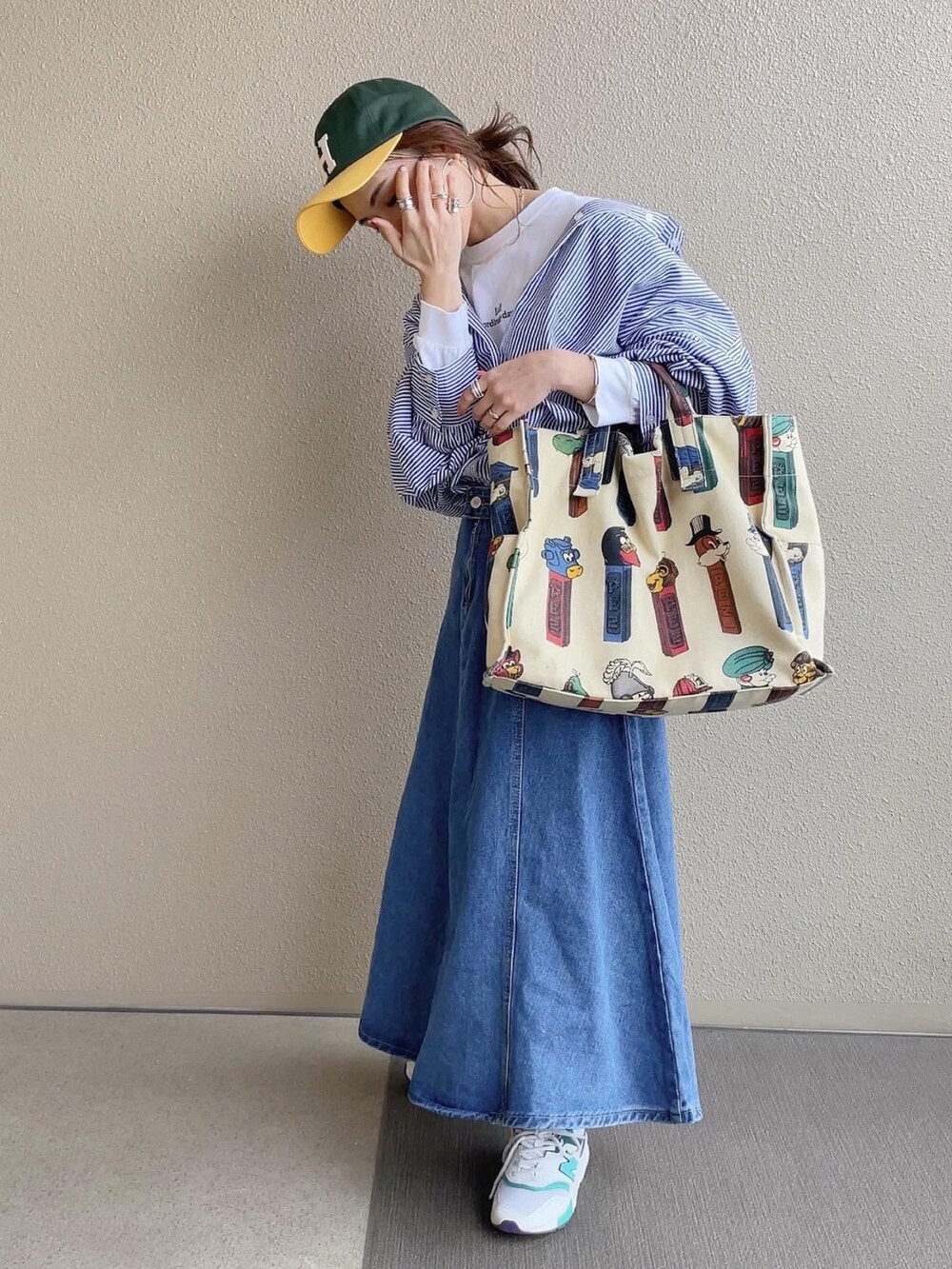 ブルー系のシャツ/ブラウス、ホワイト系のスカート、ブルー系のデニムスカートを着用したレディースの春コーディネートの2枚目の写真