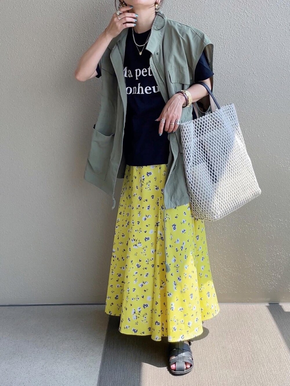 ピンク系のTシャツ/カットソー、ブルー系のデニムパンツ、その他のその他を着用したレディースの夏コーディネートの4枚目の写真