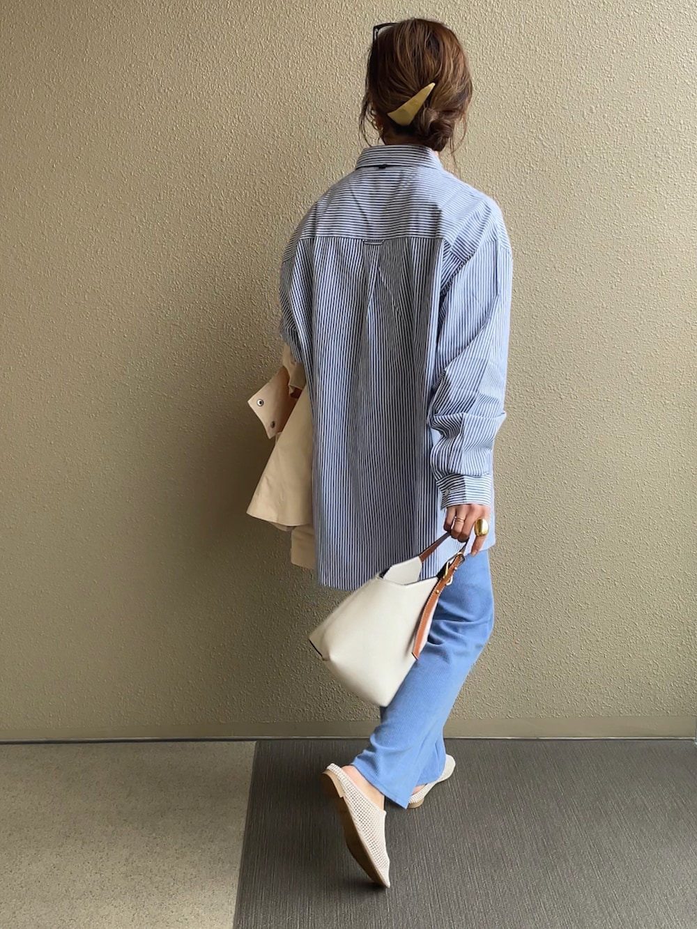 ブルー系のその他パンツ、ホワイト系のブルゾン、ブルー系のシャツ/ブラウスを着用したレディースの冬コーディネートの5枚目の写真