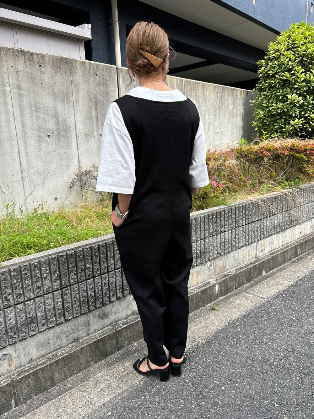 ブラック系のつなぎ/オールインワン、ピンク系のTシャツ/カットソーを着用したレディースの夏コーディネートの5枚目の写真