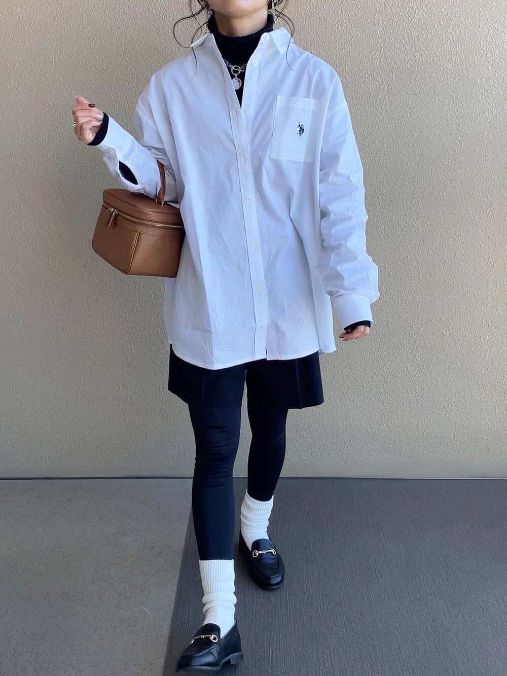 ホワイト系のシャツ/ブラウス、ブラック系のスラックス、グレー系のノーカラーコートを着用したレディースの冬コーディネートの2枚目の写真