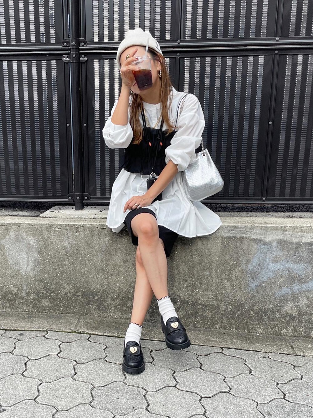 ブラック系のTシャツ/カットソー、ブラック系のその他パンツ、シルバー系のショルダーバッグを着用したレディースの秋コーディネートの5枚目の写真