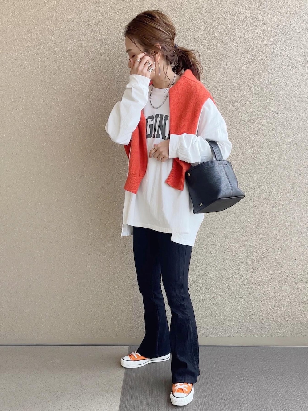 ベージュ系のトレンチコート、ホワイト系のTシャツ/カットソー、ブラック系のその他パンツを着用したレディースの春コーディネートの5枚目の写真