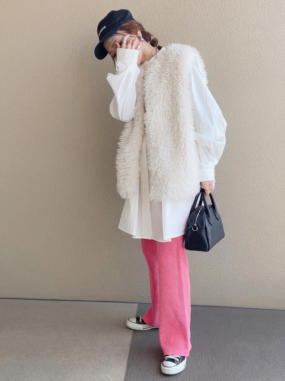 ホワイト系のシャツ/ブラウス、ピンク系のその他パンツ、ブラウン系のその他パンツを着用したレディースの冬コーディネートの5枚目の写真