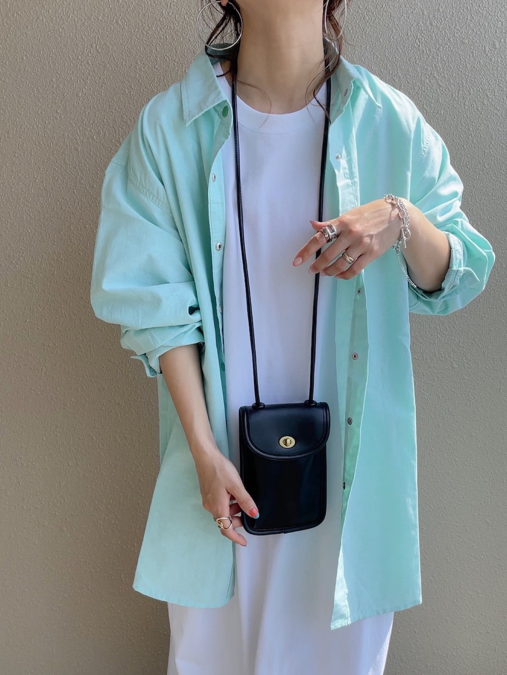 グリーン系のシャツ/ブラウス、ホワイト系のワンピース、その他のその他を着用したレディースの春コーディネートの4枚目の写真