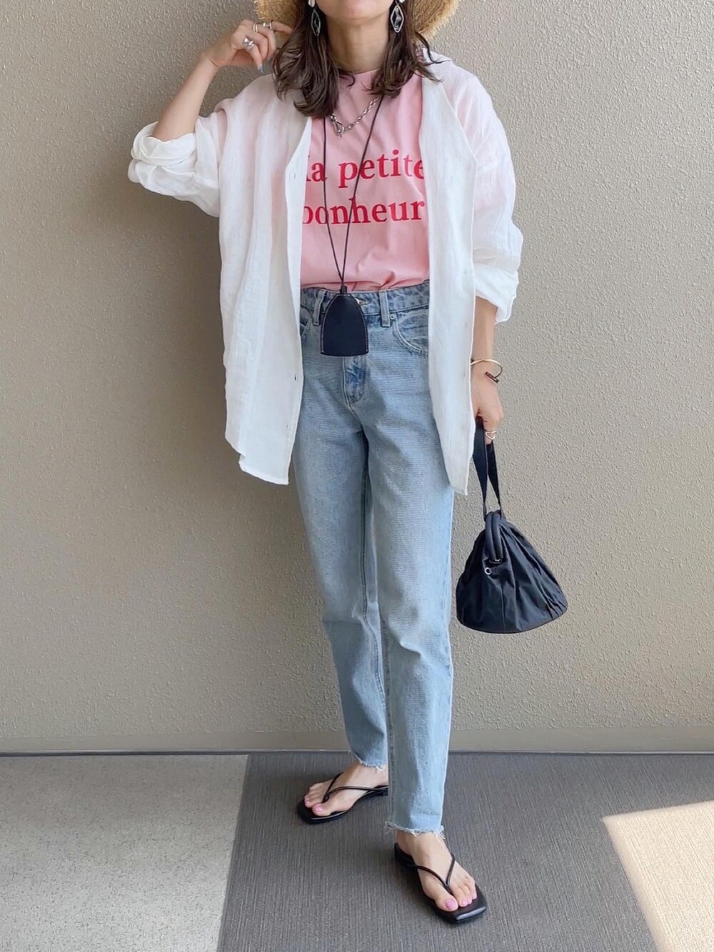 ピンク系のTシャツ/カットソー、ブルー系のデニムパンツ、その他のその他を着用したレディースの夏コーディネートの5枚目の写真