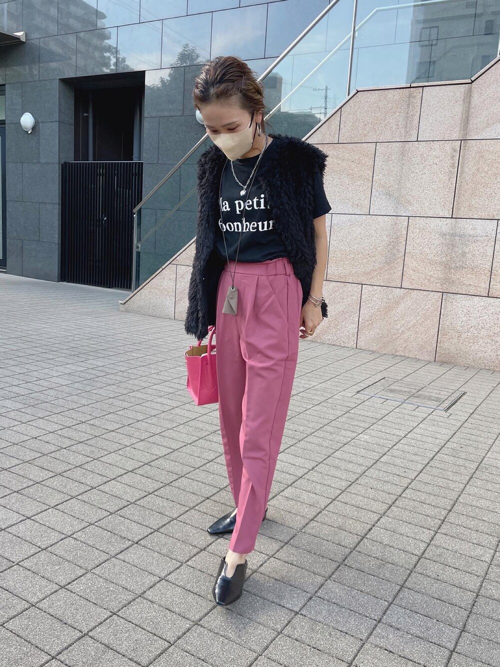 ピンク系のその他パンツ、ブラック系のベスト、ピンク系のTシャツ/カットソーを着用したレディースの夏コーディネートの2枚目の写真