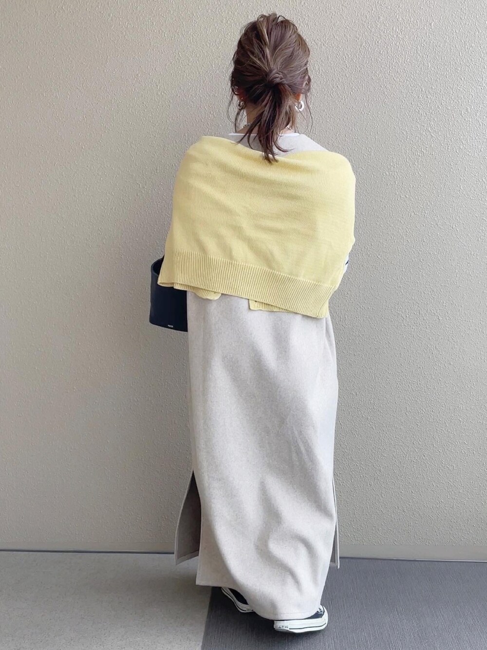 ベージュ系のワンピース、イエロー系のカーディガン/ボレロ、その他のその他を着用したレディースの冬コーディネートの3枚目の写真