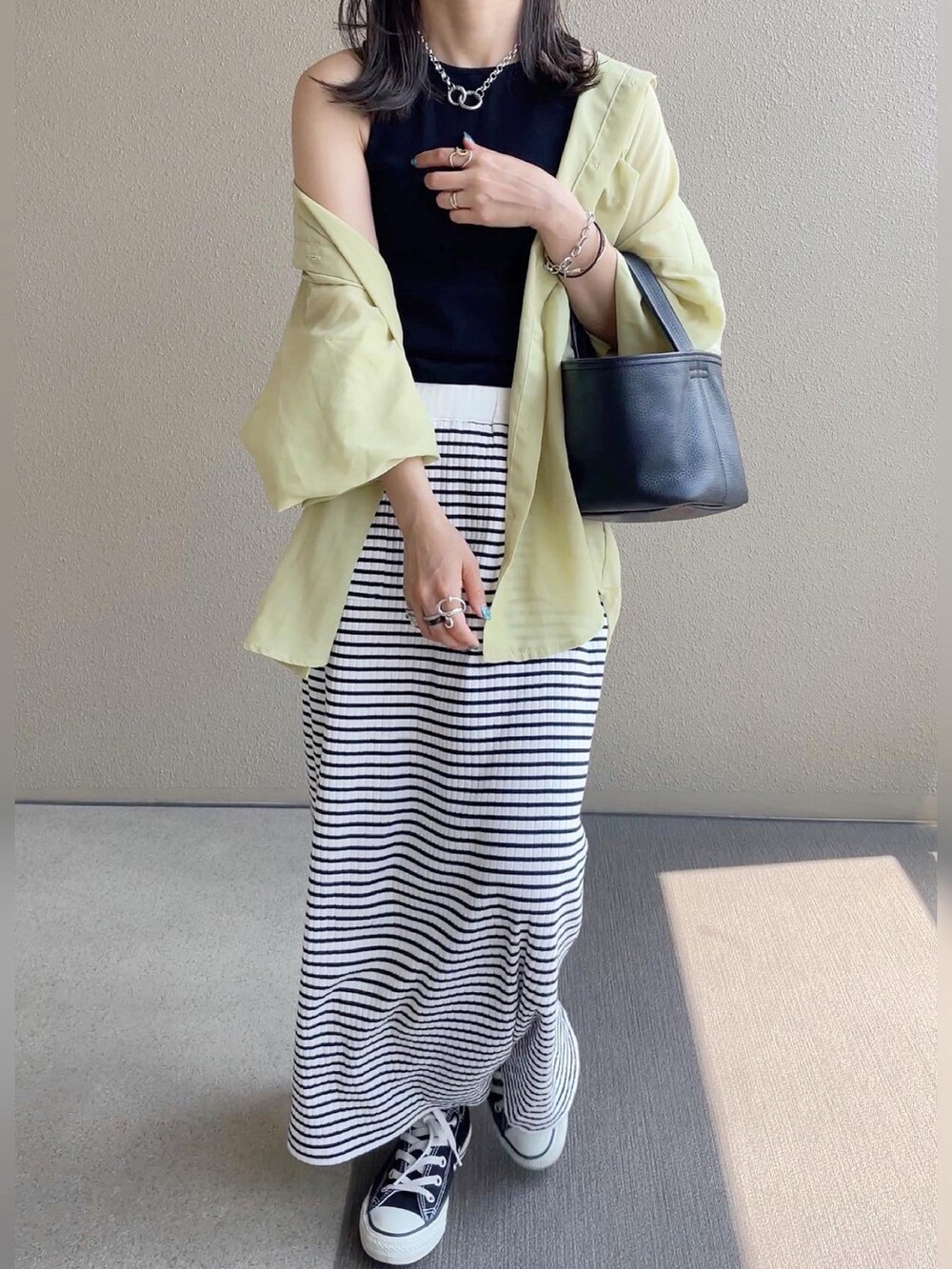 グリーン系のシャツ/ブラウス、ブラック系のタンクトップ、その他のスカートを着用したレディースの春コーディネートの3枚目の写真