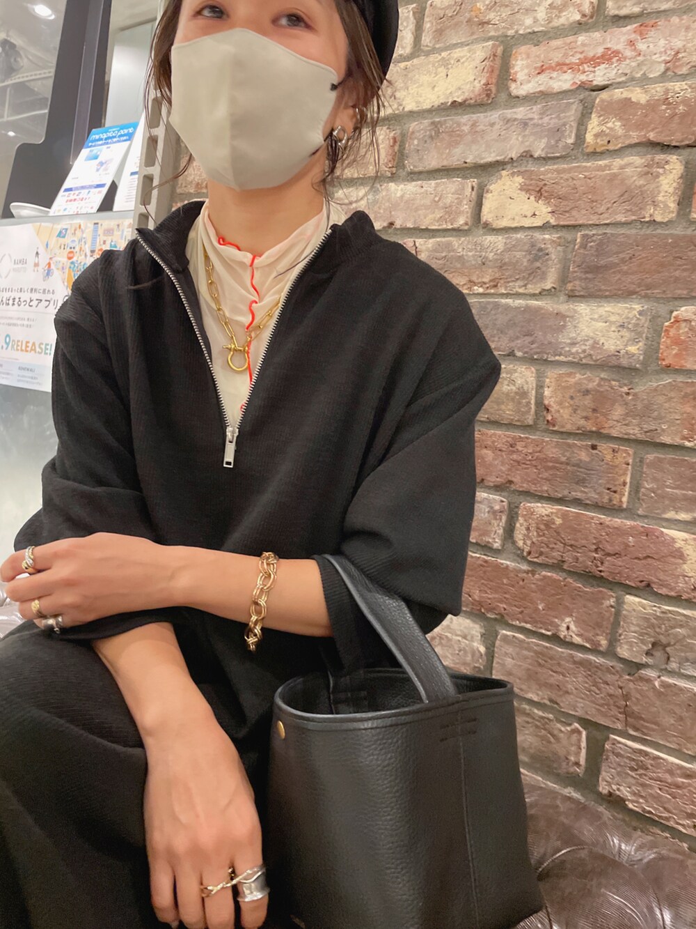 ブラック系のワンピース、ブラック系のスリッポン、ホワイト系のTシャツ/カットソーを着用したレディースの秋コーディネートの4枚目の写真