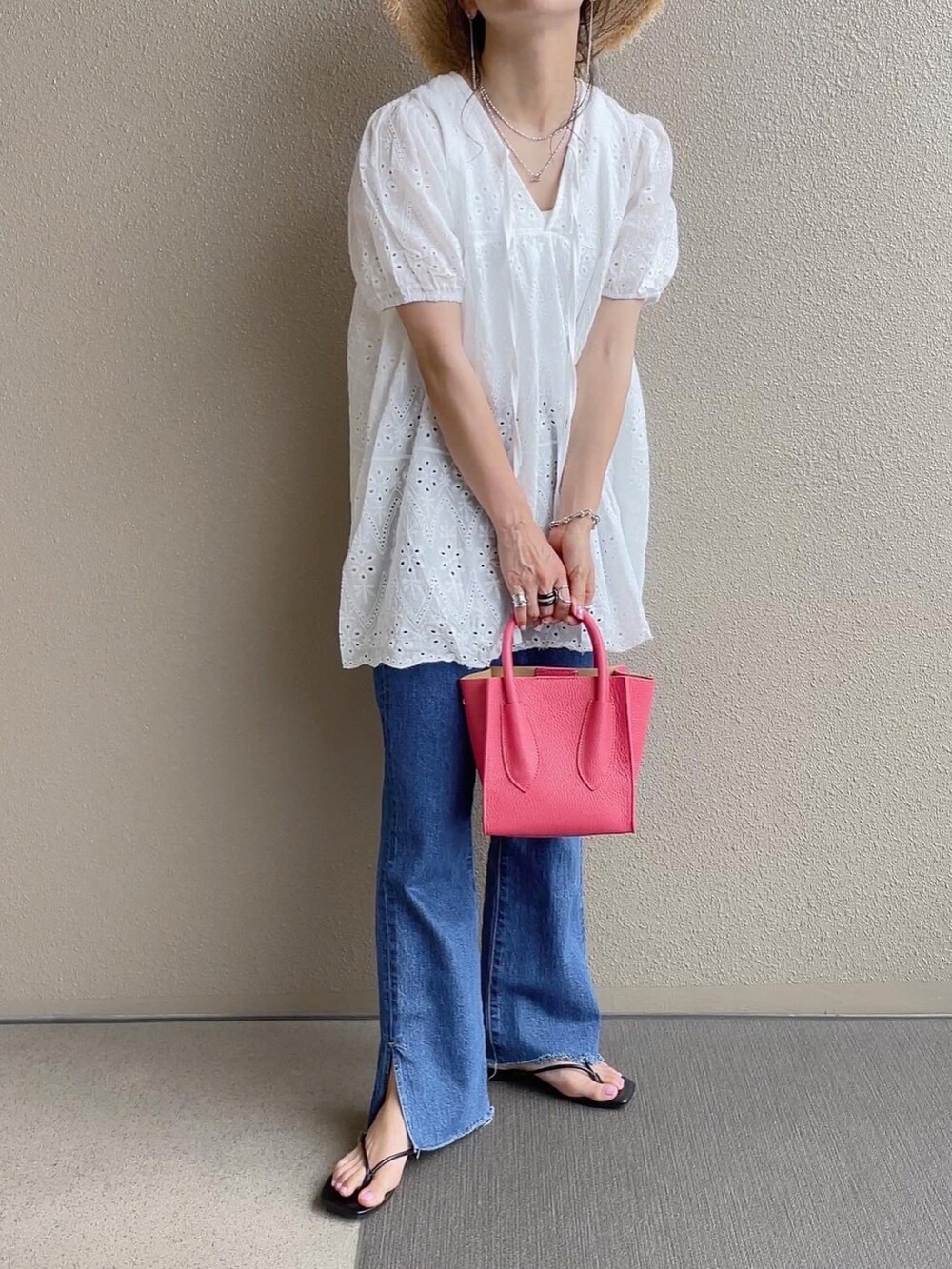 ブルー系のデニムパンツ、ピンク系のショルダーバッグ、その他のその他を着用したレディースの夏コーディネートの4枚目の写真