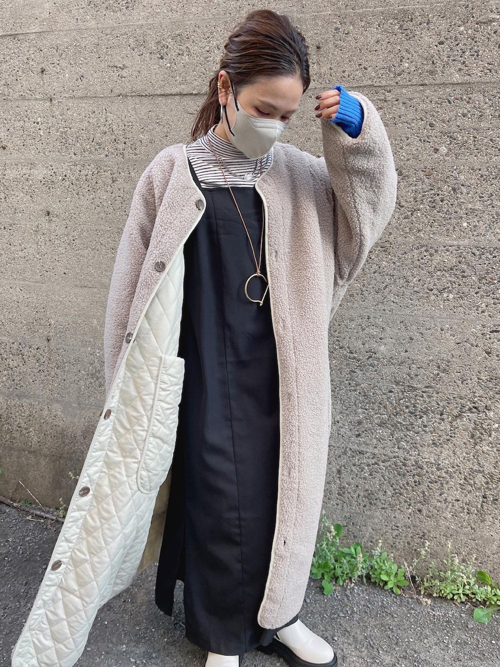 ホワイト系のその他アウター、ブラック系のワンピース、ブラック系のハンドバッグを着用したレディースの秋コーディネートの4枚目の写真