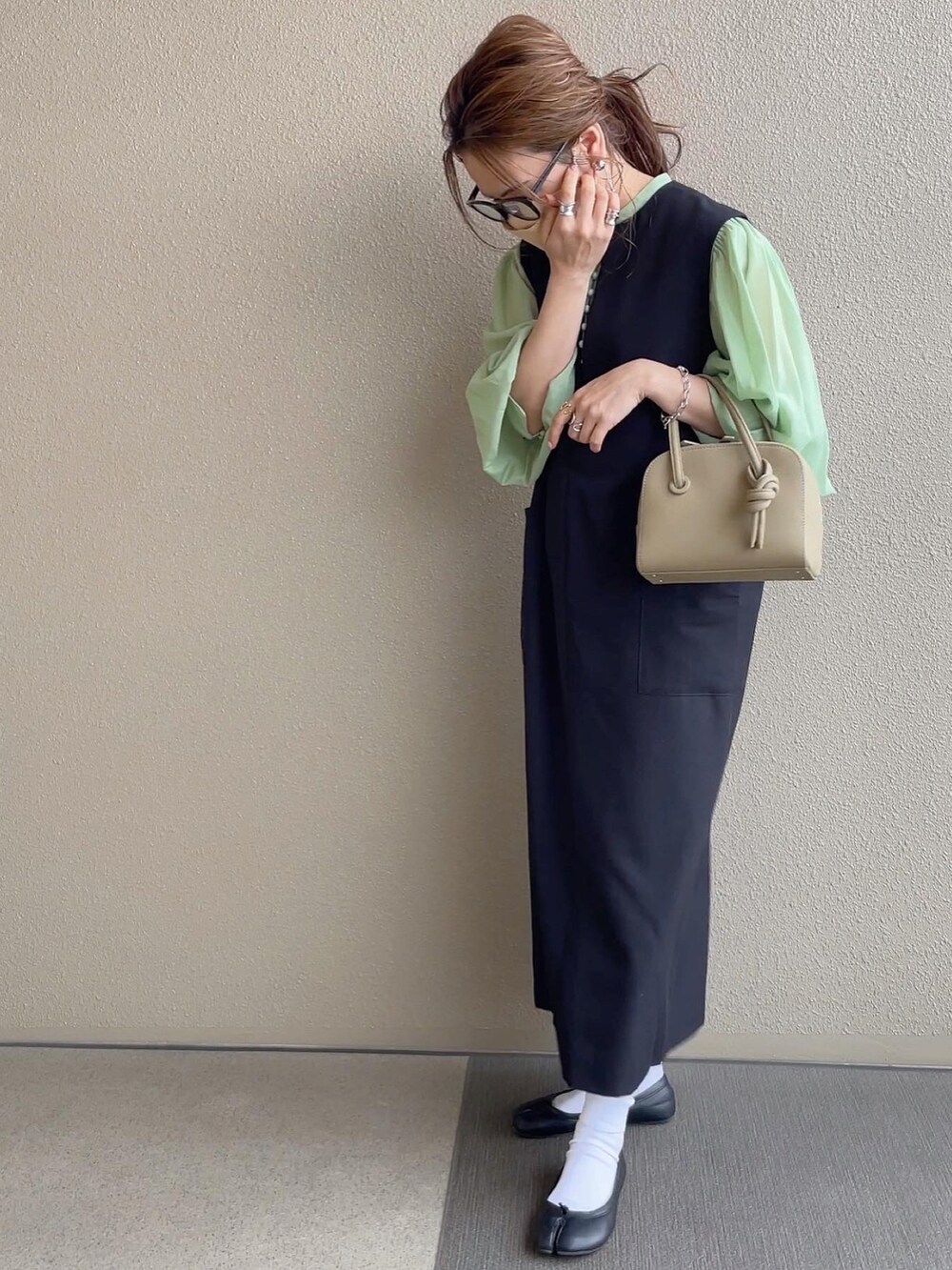 ブラック系のジャンパースカート、ピンク系のシャツ/ブラウス、グレー系のTシャツ/カットソーを着用したレディースの春コーディネートの4枚目の写真