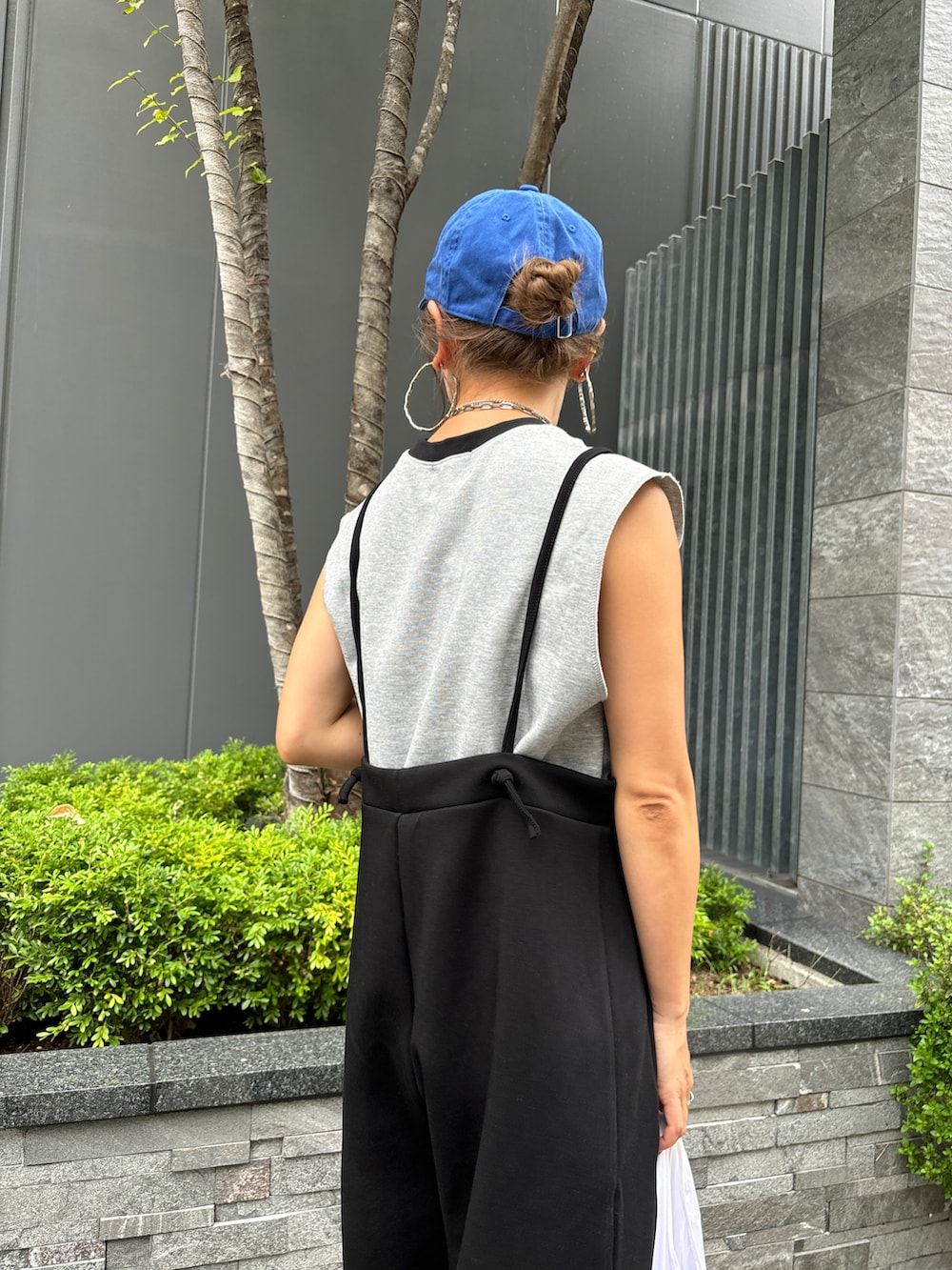 ブラック系のその他パンツ、グレー系のTシャツ/カットソー、ホワイト系のトートバッグを着用したレディースの夏コーディネートの5枚目の写真