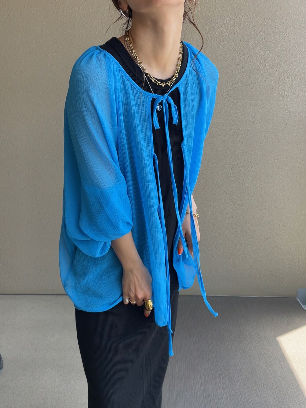 ブルー系のシャツ/ブラウス、ブラック系のワンピースを着用したレディースの夏コーディネートの3枚目の写真