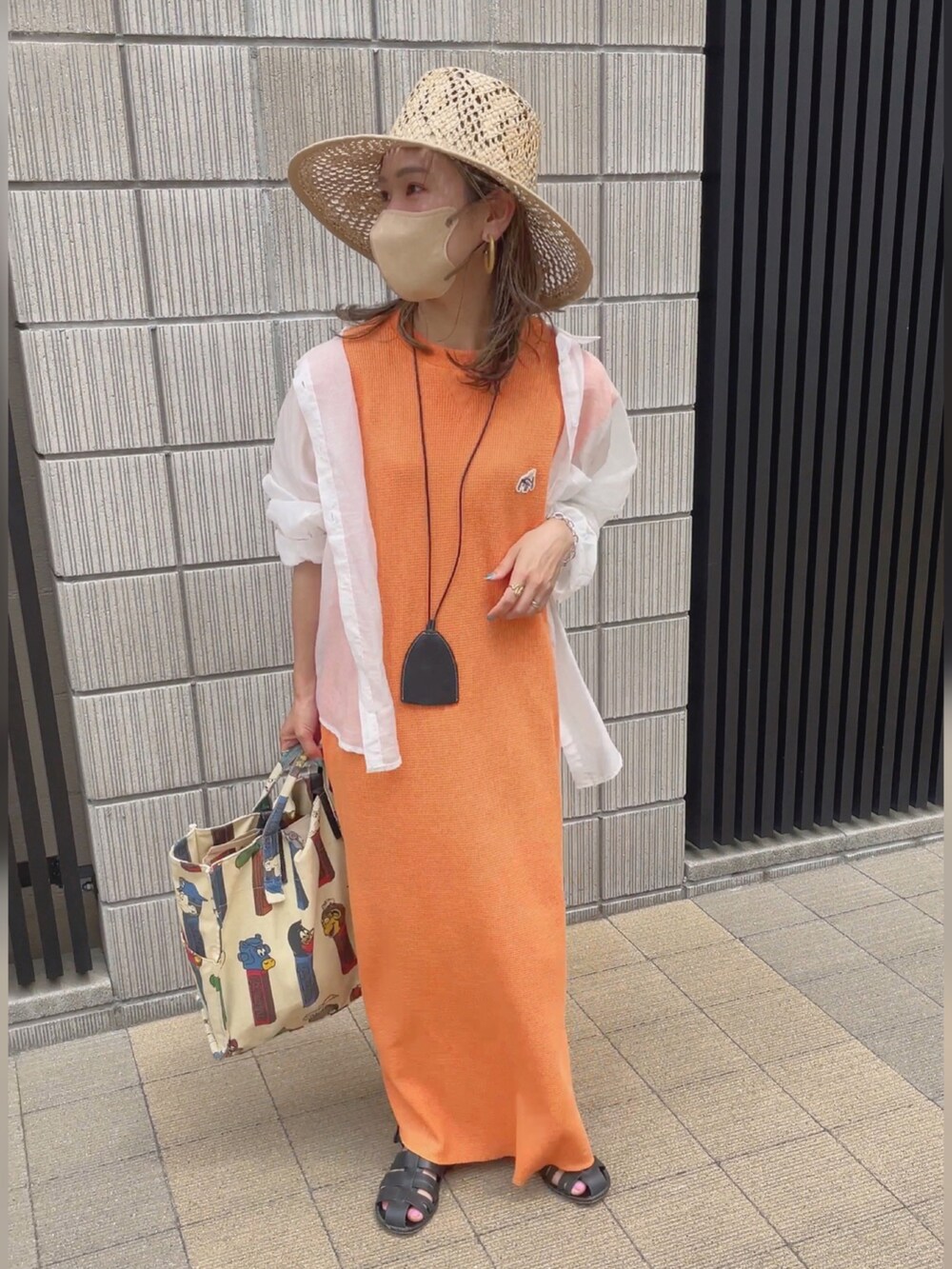 オレンジ系のワンピース/ドレス、ベージュ系のハット、その他のその他を着用したレディースの夏コーディネートの4枚目の写真