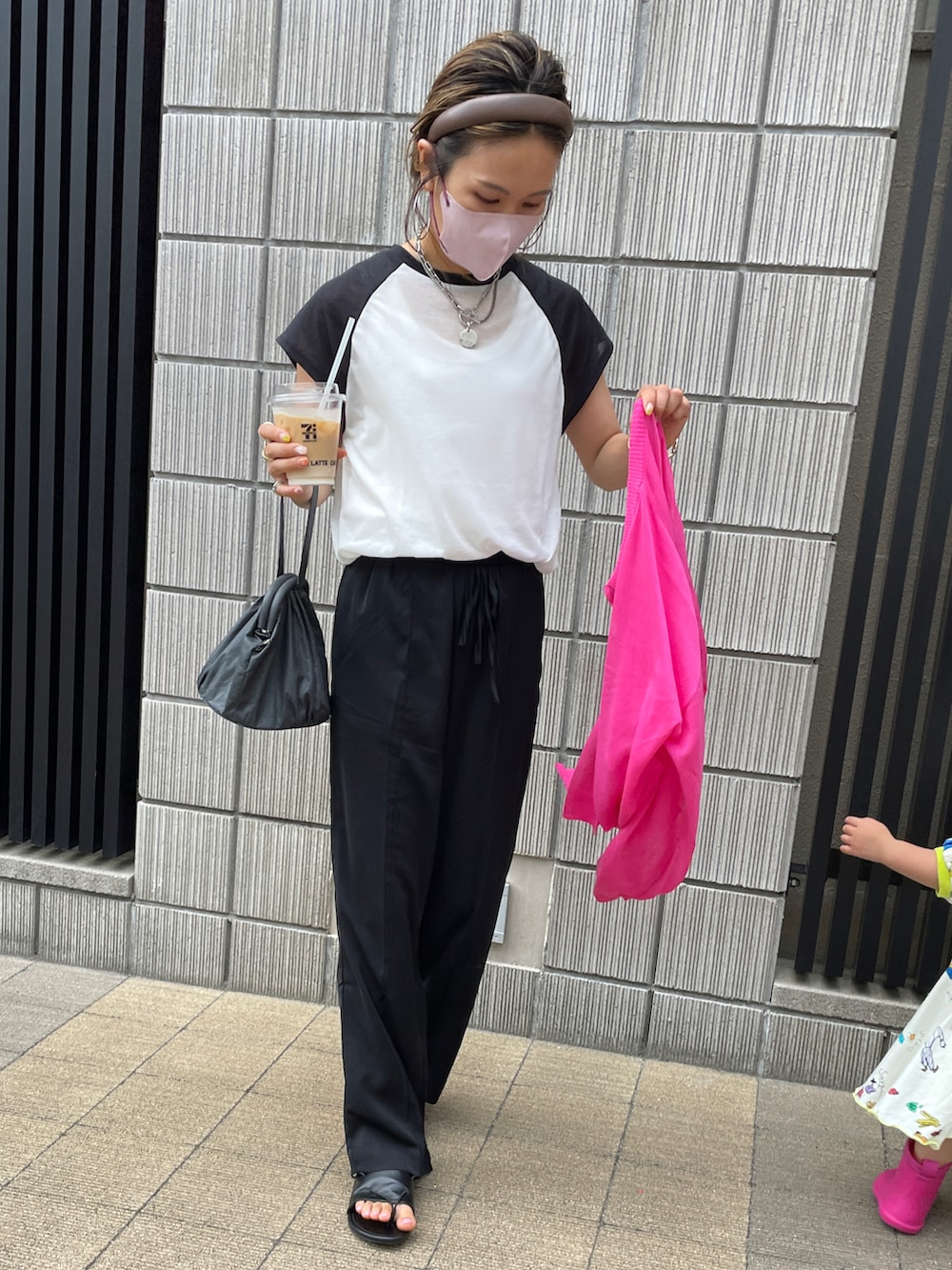 ブラック系のTシャツ/カットソー、ブラック系のスラックス、ピンク系のカーディガン/ボレロを着用したレディースの夏コーディネートの4枚目の写真