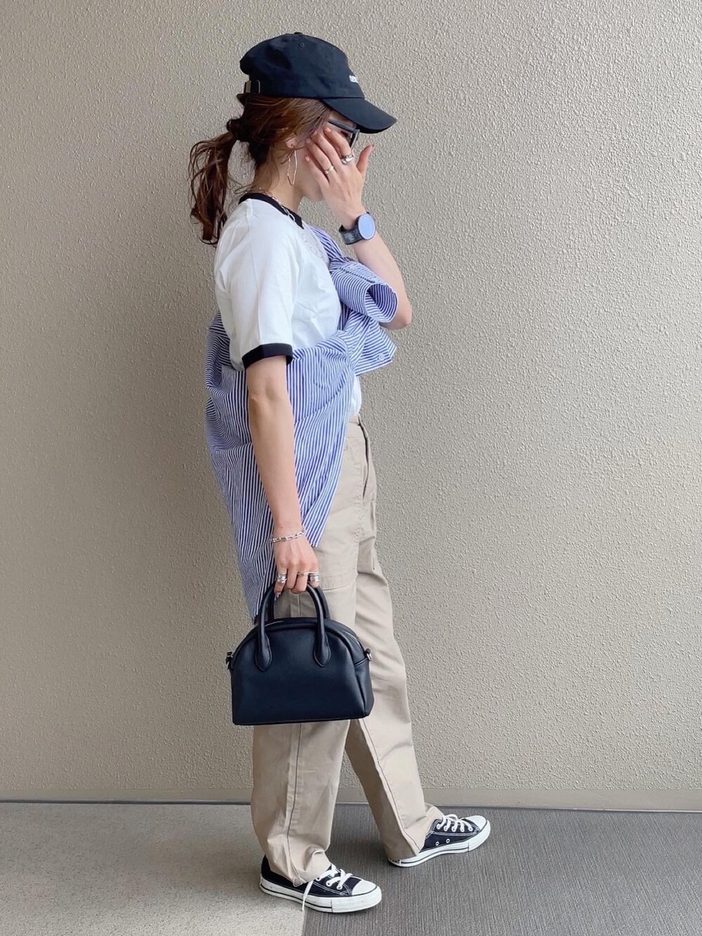 ブラック系のTシャツ/カットソー、ブルー系のシャツ/ブラウス、ブラック系のTシャツ/カットソーを着用したレディースの春コーディネートの4枚目の写真