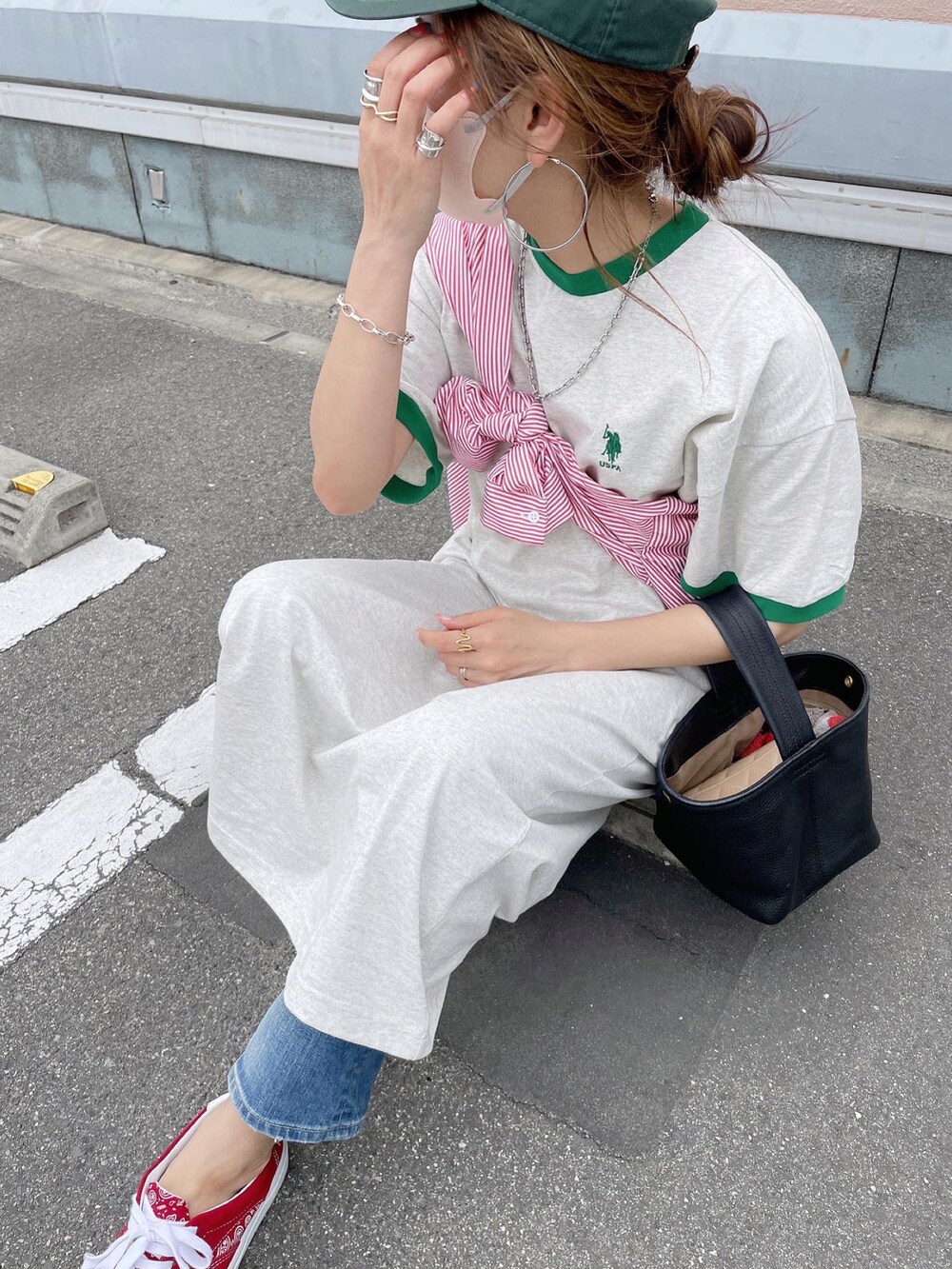 ベージュ系のワンピース、レッド系のスニーカー、その他のその他を着用したレディースの春コーディネートの2枚目の写真